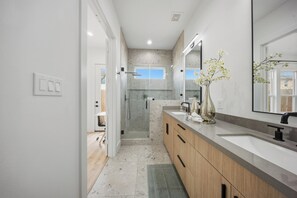 Hair dryer, towels, soap, toilet paper - Modern 3BR Oasis Near NRG Stadium for World Cup and Houston Events (Houston)