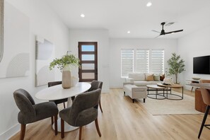 Smart TV - Modern 3BR Oasis Near NRG Stadium for World Cup and Houston Events (Houston)