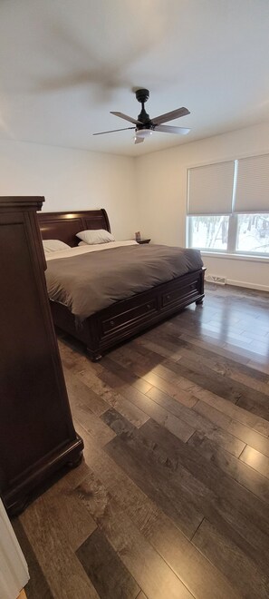 4 bedrooms, desk, iron/ironing board, WiFi - Lovely 4BR Home Minutes from Saratoga Race Course (Saratoga Springs)