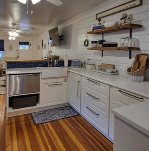 Réfrigérateur, four à micro-ondes, un four, surface de cuisson