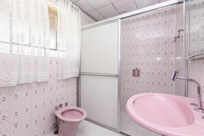 Een douche, handdoeken, toiletpapier