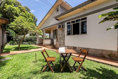 Outdoor dining. Memora Guesthouse - Double Room near Bacacheri Park