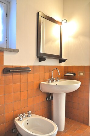 Dusche, Haartrockner, Bidet, Handtücher