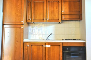 Frigorifero, forno, piano cottura, macchina per tè/caffè