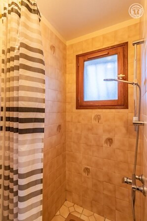 Shower, hair dryer, towels - LA LANSADIERE - SAINT GIROD (SAINT GIROD)