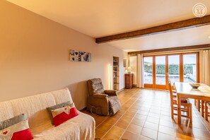 TV, fireplace - LA LANSADIERE - SAINT GIROD (SAINT GIROD)