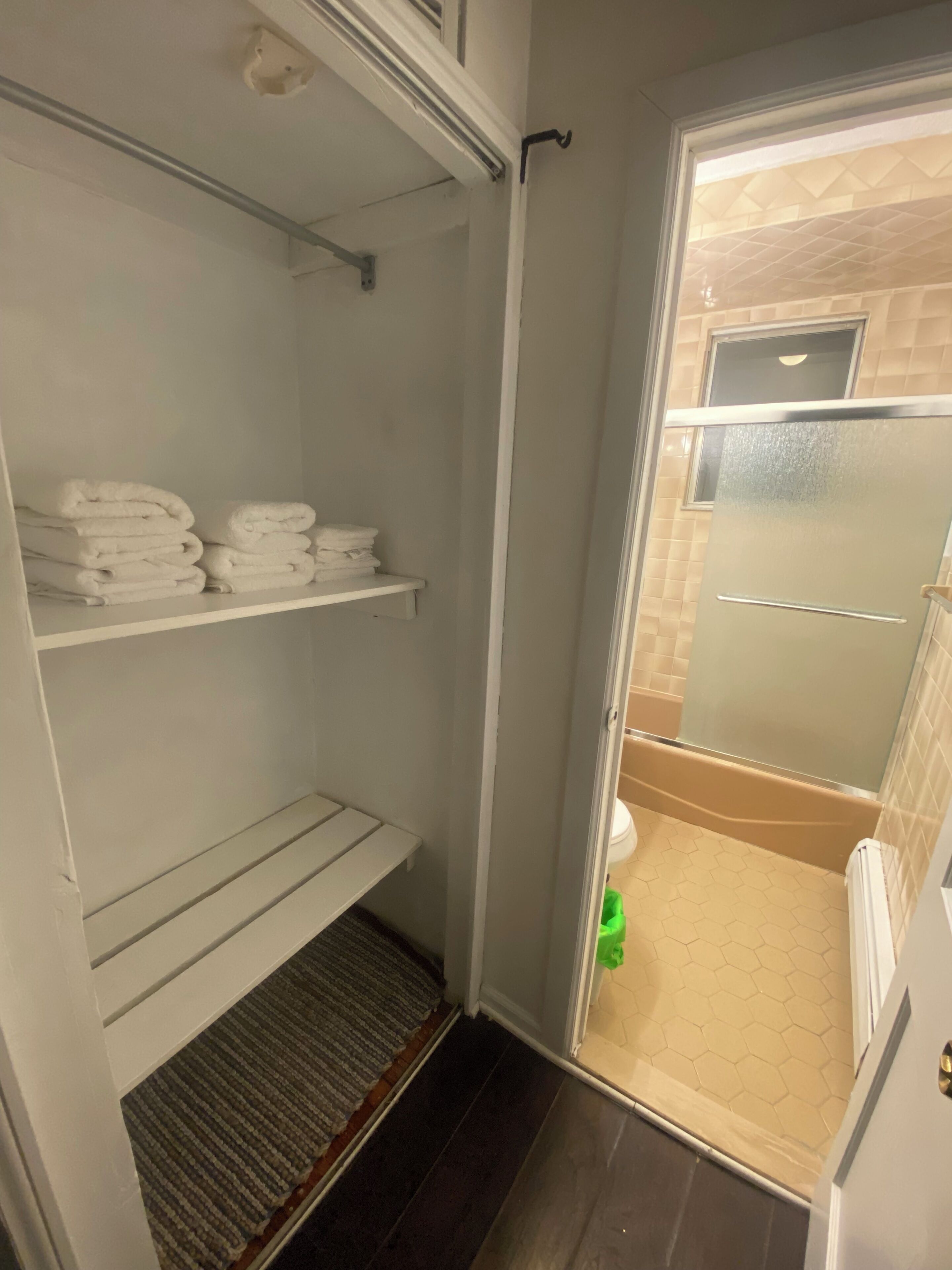 Hårføner, håndklær, såpe og toalettpapir