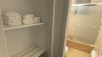 Hårføner, håndklær, såpe og toalettpapir