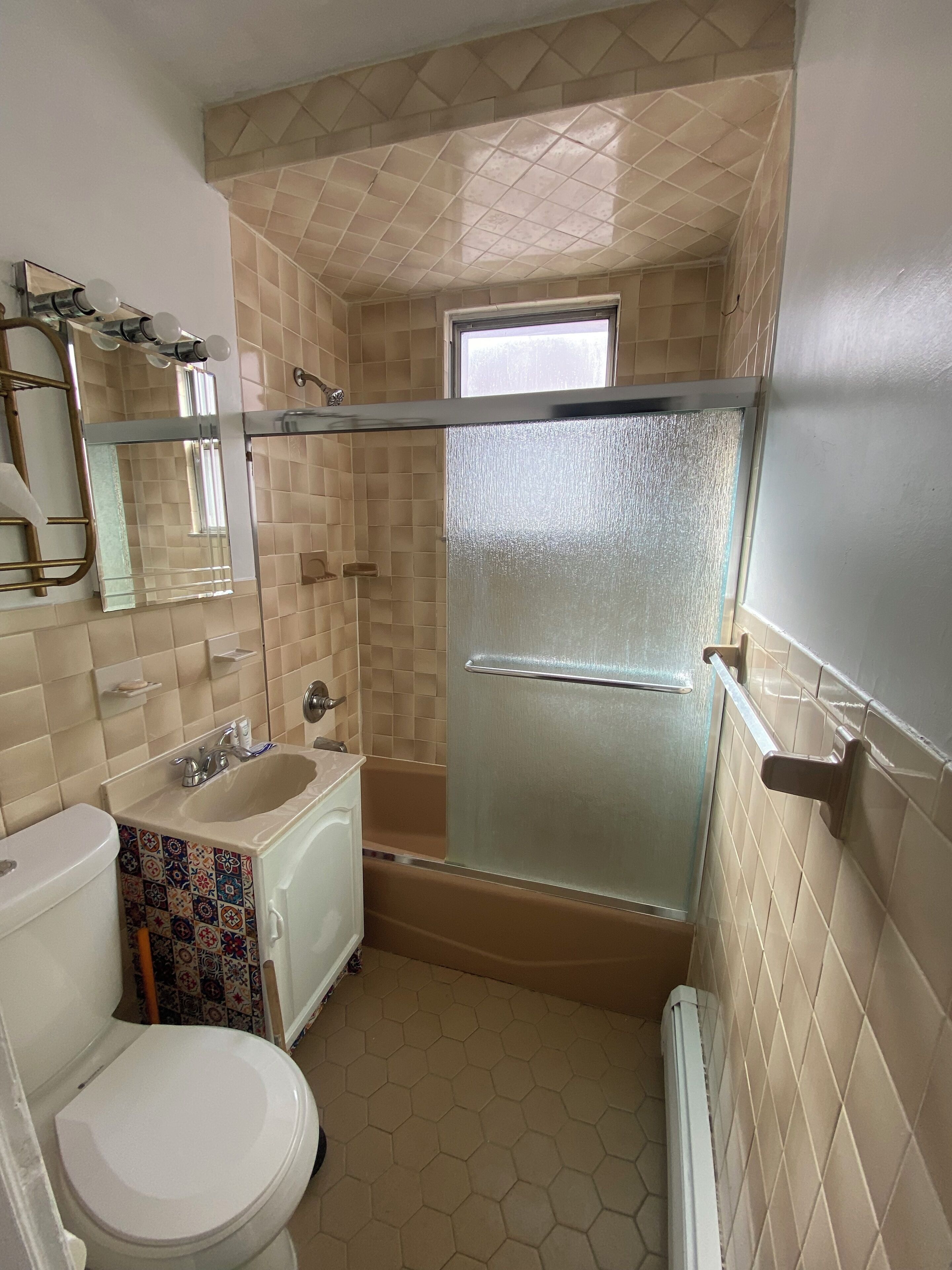 Secador de cabelo, toalhas de banho, sabonete, papel higiênico