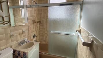 Secador de cabelo, toalhas de banho, sabonete, papel higiênico