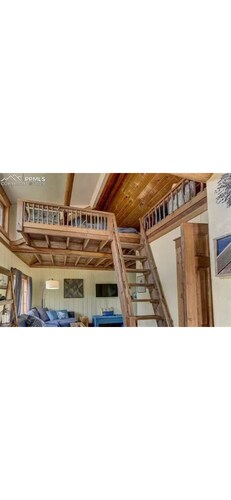 Peaceful 1-bedroom cabin in charming Woodland Park perfect for getaway