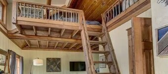 Peaceful 1-bedroom cabin in charming Woodland Park perfect for getaway