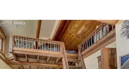 Peaceful 1-bedroom cabin in charming Woodland Park perfect for getaway