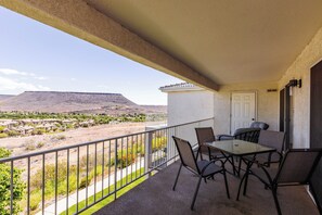Outdoor dining - Newly Remodeled Family Condo | Resort All Inclusive Amenities | #609 (Saint George)