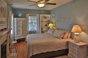 3 bedrooms, iron/ironing board, free WiFi, bed sheets - Cozy Private Cottage in the Heart of Downtown Asheville - 300 5-star reviews! (Asheville)