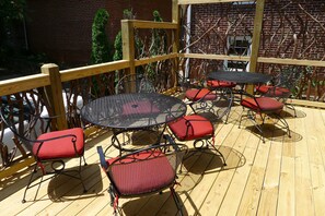 Outdoor dining - Cozy Private Cottage in the Heart of Downtown Asheville - 300 5-star reviews! (Asheville)
