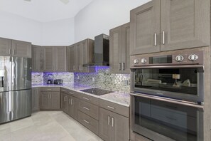 Fridge, microwave, oven, stovetop - Welcoming Canal View Villa with Direct Access to the Gulf (Cape Coral)