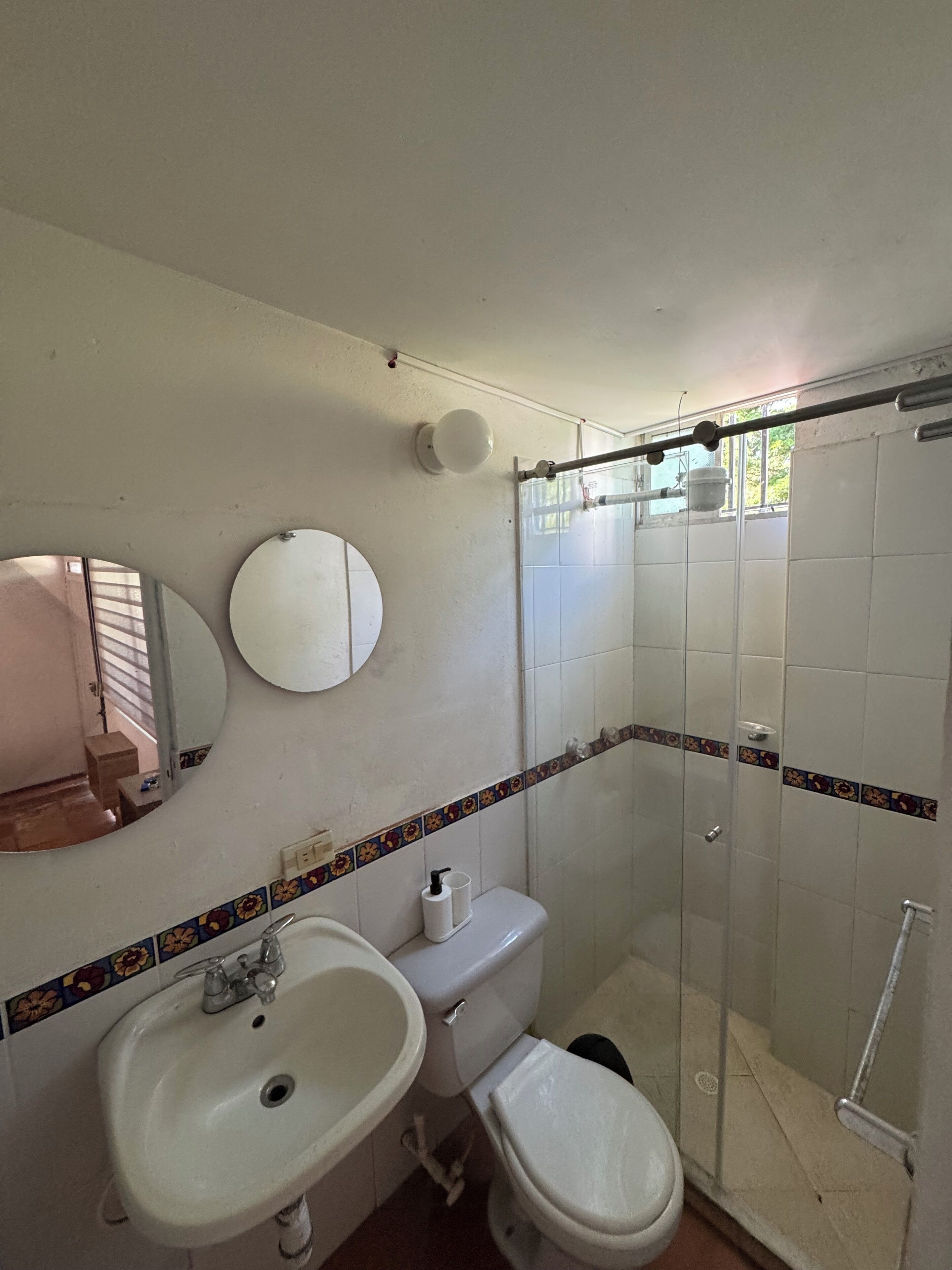 Secador de cabelo, toalhas de banho, sabonete, papel higiênico