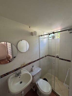 Haartrockner, Handtücher, Seife, Toilettenpapier