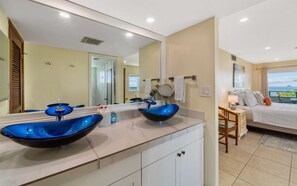 2 bedrooms, iron/ironing board, free WiFi, bed sheets - 2 bed, 2 bath, Ocean views, 3 Pools, Walk to Beach (St. Thomas)