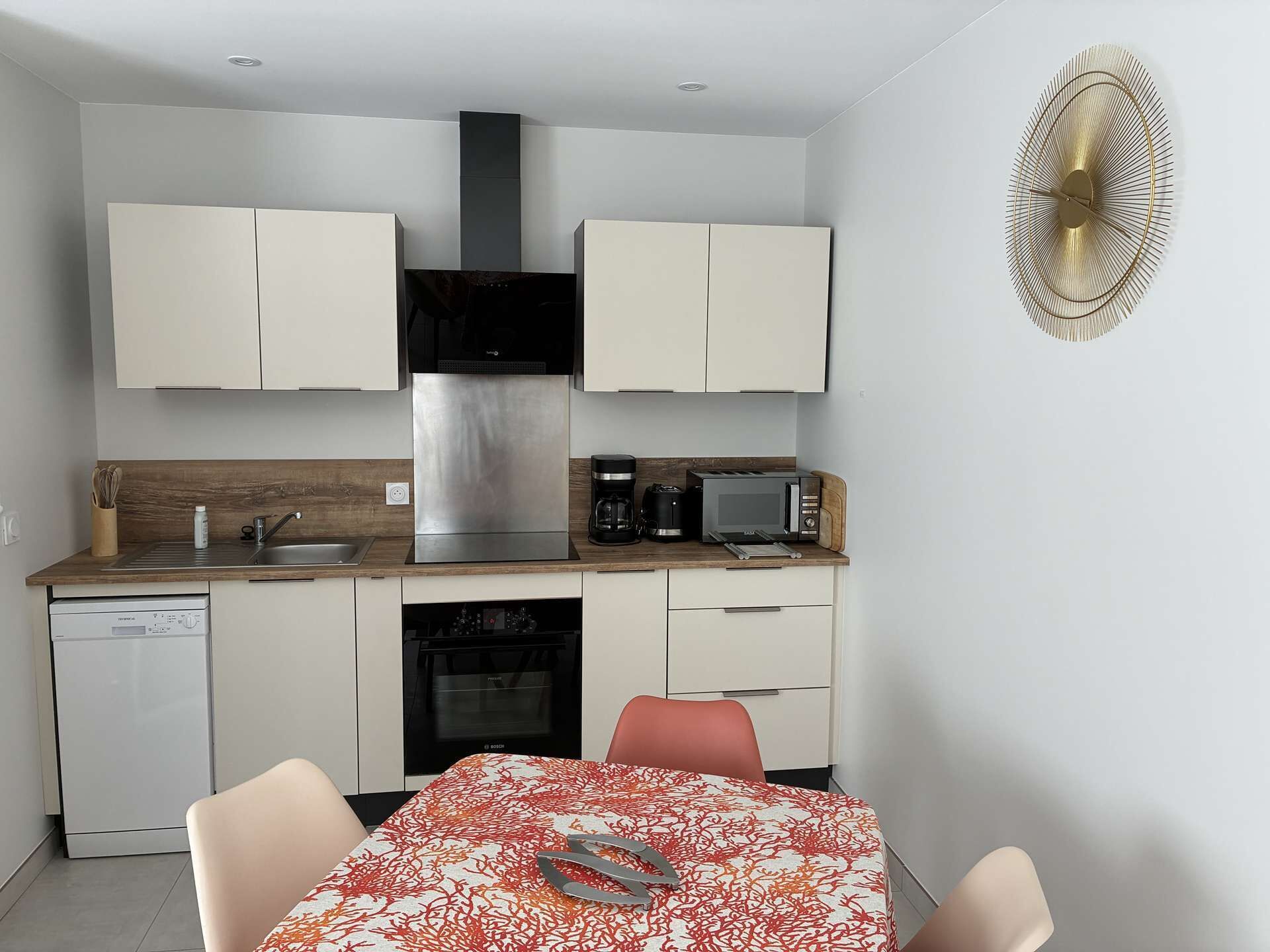 Cozinha compacta equipada com lava-louças, micro-ondas, torradeira e forno Bosch.