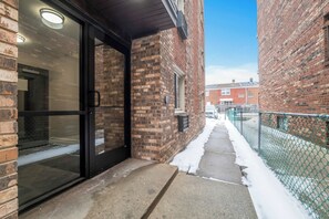 Exterior detail - Retreat Near Andersonville 3BR Newly Remodeled (Chicago)