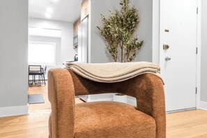 Interior - Retreat Near Andersonville 3BR Newly Remodeled (Chicago)