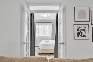 3 bedrooms, iron/ironing board, travel cot, free WiFi - Retreat Near Andersonville 3BR Newly Remodeled (Chicago)