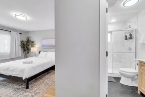 Douche, sèche-cheveux, bidet, savon