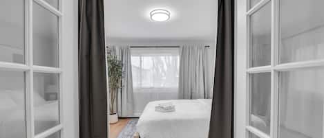 Iron/ironing board, travel crib, free WiFi, bed sheets