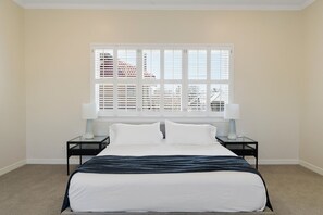 6 bedrooms, desk, iron/ironing board, free WiFi