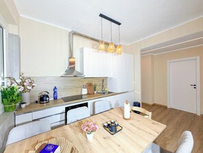 Fridge, oven, stovetop, coffee/tea maker - Japanese Luxury Retreat - Dyson - 2 Rooms - Zara - Hilton (Milano)
