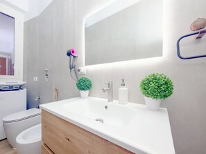 Douche, sĂšche-cheveux, bidet, serviettes fournies