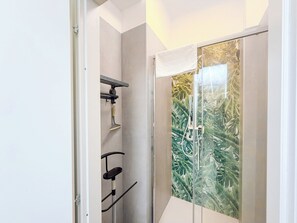 Douche, sĂšche-cheveux, bidet, serviettes fournies