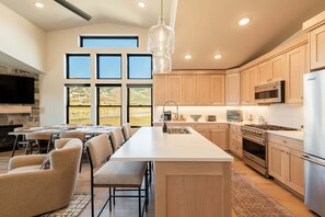 Fridge, microwave, oven, stovetop - East Village Elegance | Ski Slopes from Every Window (Heber City)