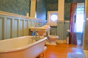 Hair dryer, towels, soap, toilet paper - 5BR Minutes to Mohegan, Large Backyard, Grill + Games (Norwich)