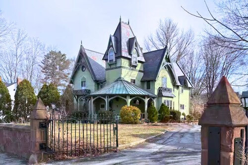 Unique Gothic Art House 9 Min to Mohegan