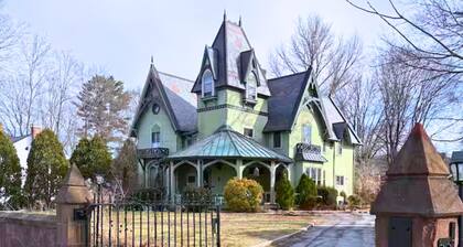 Unique Gothic Art House 9 Min to Mohegan