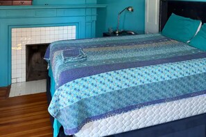 4 bedrooms, iron/ironing board, Internet, bed sheets - Unique Gothic Art House 9 Min to Mohegan (Norwich)