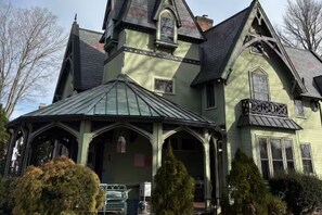 Exterior - Unique Gothic Art House 9 Min to Mohegan (Norwich)