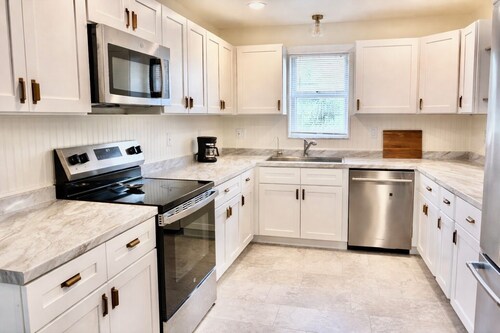 Bright Florida Escape, Family-Friendly, 20 minutes from the beach