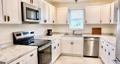 Bright Florida Escape, Family-Friendly, 20 minutes from the beach