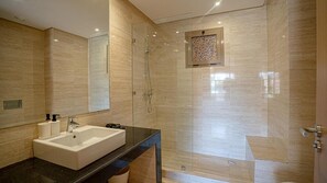 Apartamento Deluxe, vistas al jardín | Baño | Artículos de higiene personal gratuitos, secador de pelo y toallas