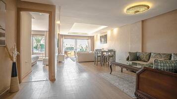 Leilighet – deluxe, hageutsikt | Oppholdsområde