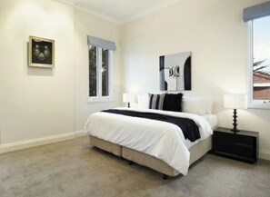 3 bedrooms, iron/ironing board, WiFi, bed sheets - Luxurious Kew House - 5 min walk to cafes and restaurants (Kew)
