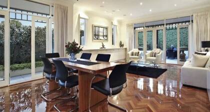Luxurious Kew House - 5 min walk to cafes and restaurants