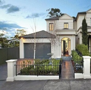Exterior - Luxurious Kew House - 5 min walk to cafes and restaurants (Kew)