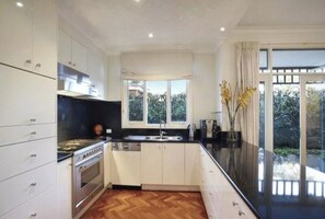Private kitchen - Luxurious Kew House - 5 min walk to cafes and restaurants (Kew)