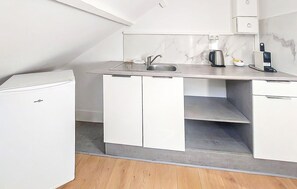Fridge, microwave, stovetop, cookware/dishes/utensils - 2 bedroom pet friendly apartment in Berck plage (Berck plage)