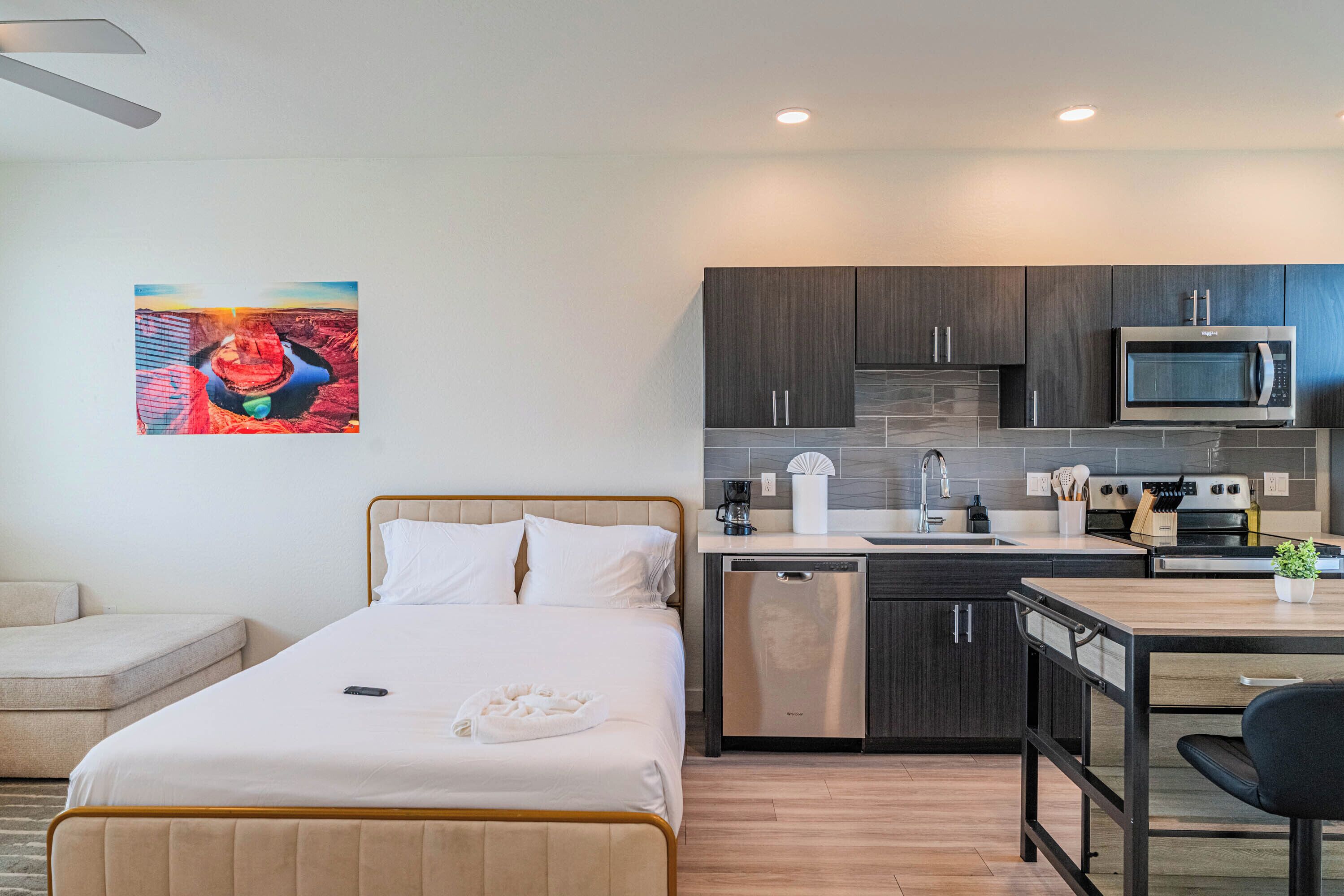 مكتب ومساحة عمل للكمبيوتر المحمول ومكواة/لوح كي وواي فاي مجانًا